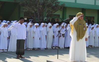 MTs 6 Gelar Upacara Hari Santri 2026, Lanjutkan dengan Khataman Akbar dan Tukar Kado