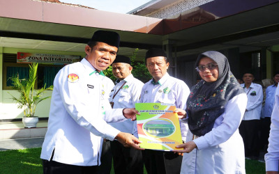 Pastikan Kesetaraan Layanan, Kankemenag Klaten Serahkan SK ULD kepada Kepala MTs Negeri 6 Klaten